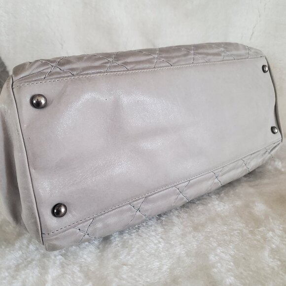 VINTAGE CHANEL Shoulder Bag, Light Gray Leather - Picture 6 of 16